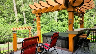 "Charming Five-Bedroom Cottage Destination at Everchanging Seasons