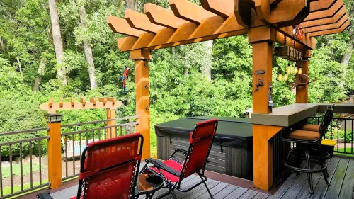 "Charming Five-Bedroom Cottage Destination at Everchanging Seasons