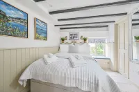 Luxury Couple's Getaway With River Views and Parking in the Heart of Polperro