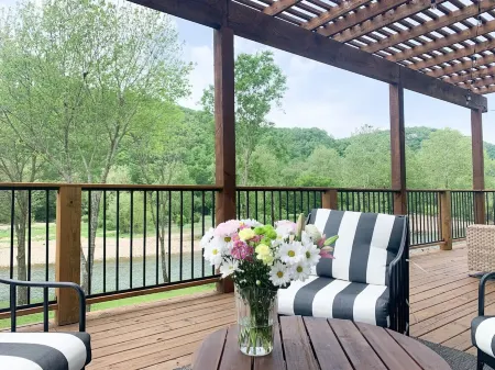 Last of My Kind—NEW modern cabin on the Caddo River and 30 min from Camp Ozark!