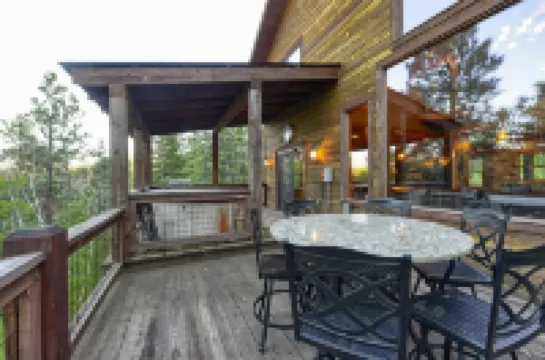 Rustic 4 bedroom cabin at Gilded Mountain, wifi, pool access, paved roads