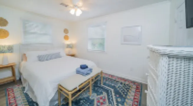 Pet-friendly* Walk Everywhere* Southport* Gameroom* Sleeps 10