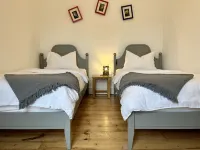 Short stroll to Quay, shops and restaurants