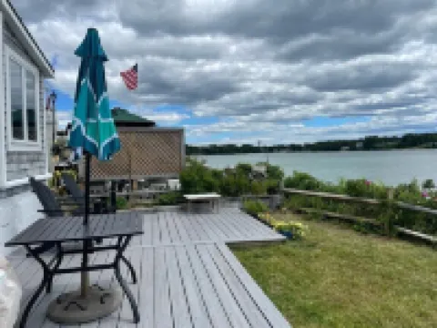 Wonderful water front house Hoteles en Bourne