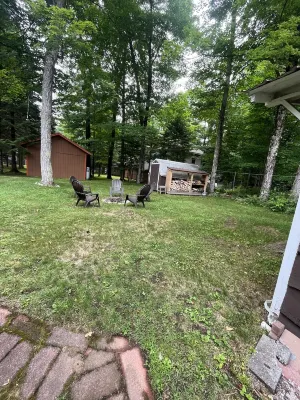Charming Eagle Bay Cottage — 2 min walk to private Fourth Lake beach!