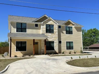 7 Bedroom 7.5 Bathroom Villa Close to Tarleton State & Perfect for Large Groups 斯蒂芬維爾機場附近的飯店