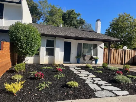 Cozy townhome with backyard retreat! Minutes to wineries and downtown. Отели рядом с достопримечательностью «Дарси Кент Вайнярдс»