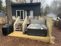 The Mac House - With a Hot Tub!
