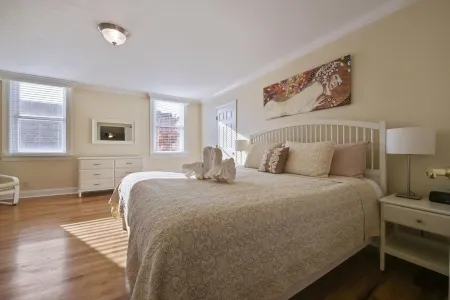 Nassau Condo in the Heart of Princeton w Parking Отели в г. Принстон