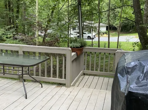 One bedroom cabin in Highlands, NC on a creek close to everything!