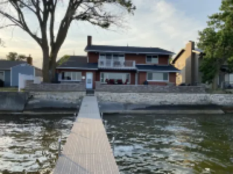 Remodeled 5Bed-3Bath up to 14 Family Members on the Lake. Give Them the Best!