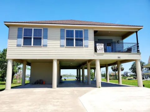 WATERFRONT Lake House w/ King Beds, close to Casinos