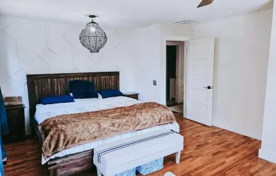 Lakeside Retreat With Hot Tub, Amazing Views, And An Animal Sanctuary!