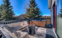 Panoramic Mountain View Retreat w/ Hot Tub - 3/3 Designer Home Hike and Bike!