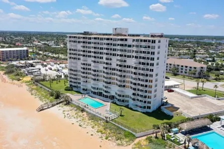 Scenic ocean front condo - panoramic views, walk out to beach!