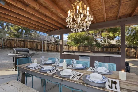 Large Pool, Stargazing, Spa, Near Joshua Tree National Park - Indigo Sky Oasis Отели рядом с достопримечательностью «Юкка Вэлли Элементари Скул»