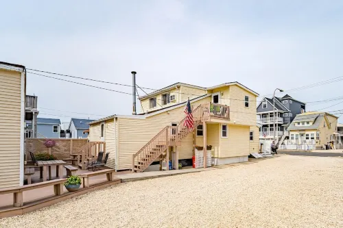 Cozy Coastal Hideout w/ Free Parking, BBQ and Outdoor Shower - Apartments