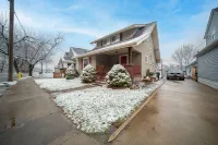 Cozy Home Close to Cuyahoga, Portage Lakes, University, and Hospital