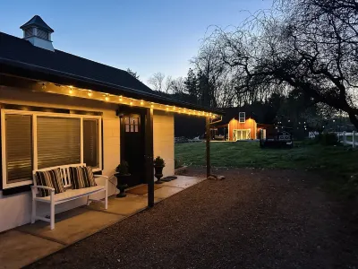 Cozy Cottage on Applegate River Micro-Farm at Vineyards.15 Min to Jacksonville Hotels near Applegate Library