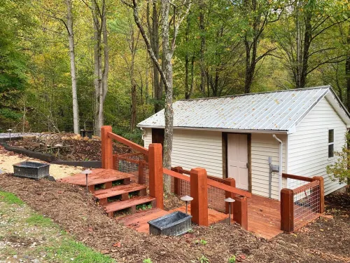 Rustic Ridge a tiny home close to hiking and skiing!