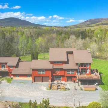 Dancing Horse Farm in Windham: Spectacular 9 Bedroom Home, 30 Acres, Ski Lodge