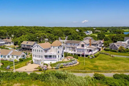 Unique oceanfront windmill with breathtaking views of Nantucket Sound. Отели рядом с достопримечательностью «Крейгвилл Бич, Барнстейбл»