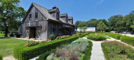 10 min drive to Stone Harbor Beach, 20 min to Cape May, 15 min to Wildwood Crest