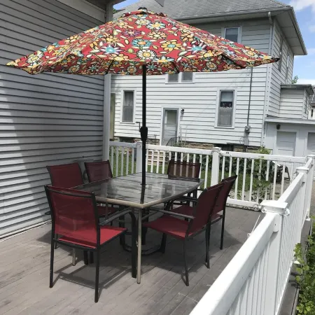 Location! Location! Location! 5 Bedroom Home 1 Block From Downtown Decorah Отели в г. Декора