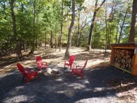 A luxurious cabin quietly tucked away in the woods, pet friendly, WiFi