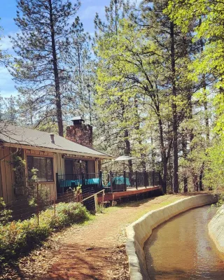 Cozy Upstairs Cabin w/Canal Views 45 mins to slopes & 10 mins to Rollins Lake