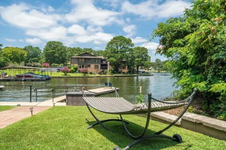 Steps to the Lake! Game Room & More! Sleeps 9