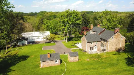 Historic Country Estate with Fabulous Pool & Pool House! Отели в г. Хантердон