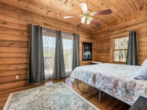 Blue Ridge Mountain Cabin; chill vibes, scenic views, nearby hiking and wineries 約翰遜縣酒店