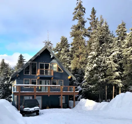 Spacious rental for 6 in lovely home with gorgeous views, minutes from resort Отели рядом с достопримечательностью «Чагч Стейт Парк Индиан Крик»