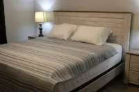 Athens city townhouse, 3 bedrooms, 2.5 baths, FREE Wi-Fi, FREE Parking, Deck, 18