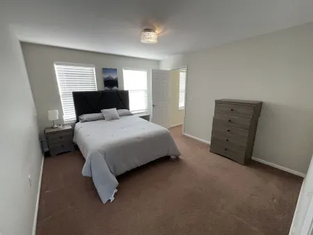 Relax with the whole family. Spacious home. Close to shopping and hiking trails Отели рядом с достопримечательностью «Парк штата Черри Крик»