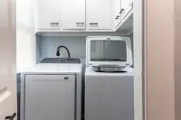 Modern ~ 3 Bedroom House ~ Sleeps 8 ~ 11 mins to Hartford Hotels in Central Manchester