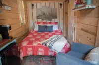 Cottage in the Woods B&B - Owl's Nest  - Treehouse -2mi. from falls trailhead Hotels in Fairmount Township