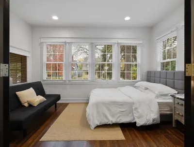 Near campus, Xcel Center, Allianz Field, hospitals, king bed & free parking! 2