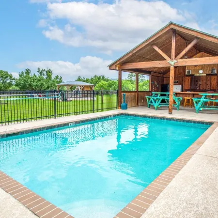 Casa Bella @ Buchanan Vacation Homes - Pool & Free Frio River Access
