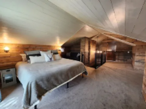 Beautiful 5 bedroom home w/ access to hot tub/pool 25 mins to Glenwood or Vail!