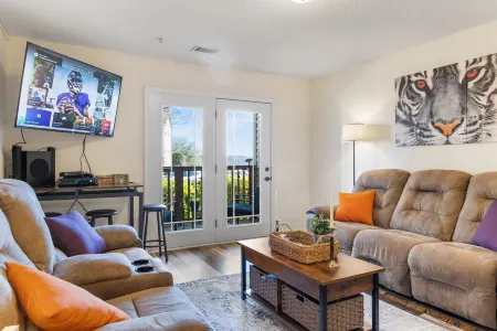 Lakeside Clemson Condo With 4K/Surround Sound/Xbox/Coffee Bar/Private Bathrooms