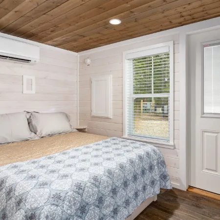 Waterfront Luxury Tiny Home 360 North on Wilson Lake Close to Robert Trent Jones