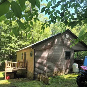 PEACEFUL SECLUDED CABIN IN THE "MOUNTAINS" OF DOE VALLEY! Отели в г. Джонсон