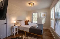Cozy 2 Br, 2 BA Cottage in Downtown Dahlonega! - 3-Star