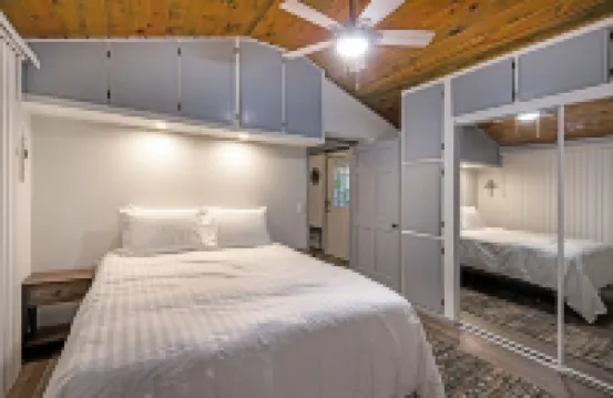 Cabin By The Lake centrally located, full kitchen, washer & dryer