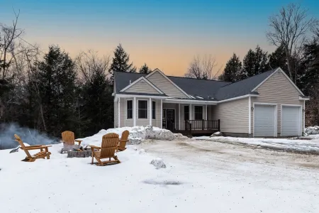 Stratton + Mt. Snow family getaway with Hot Tub, Fire Pit, Game Room, and AC!