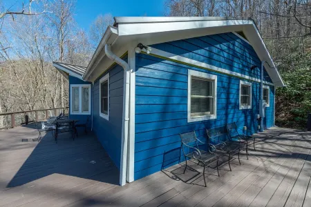 Cattail Creek, Hiking, Fishing, Creeks,Fireplace, Mtns, Scenic Views, WiFi