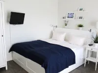 Newly renovated, close to the beach, sunny, south-facing balcony, WLAN فنادق في ويسترلاند