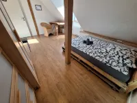 Large central apartment in Bielefeld for up to 8 people. 比勒費爾德大學附近的飯店